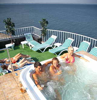 Терраса на крыше гостиницы с дельфинами Немо Одесса