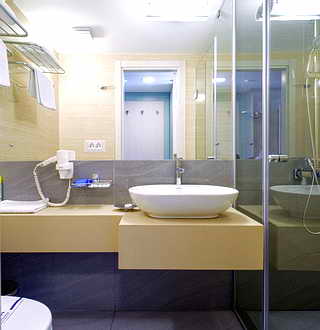 Ванная комната с душем в Стандарте