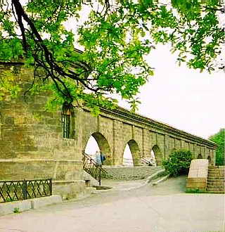 Аркада карантинной стены в парке
